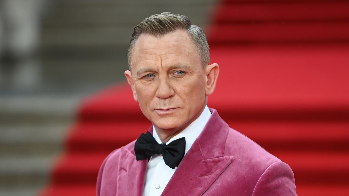 Rudý koberec pro 007. Mužný Bond dorazil ve fuchsiové. Naposled